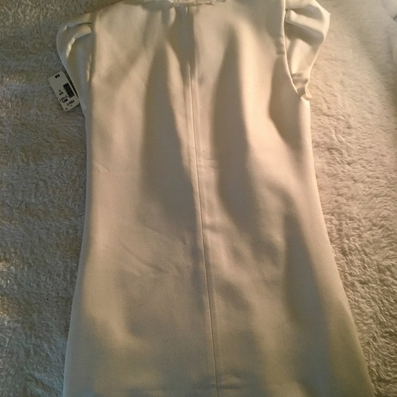 Fox's white dress - Picture 2 of 2